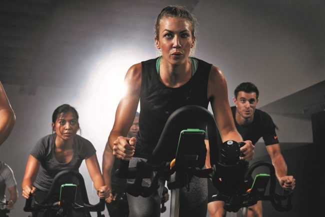 Titelstory_Aufmacher_MX18_LIFESTYLE_CXP group female in focus_lo-angle front 11451