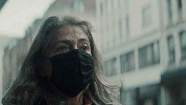 Titelstory_Aufmacher_Frau_mit_Maske