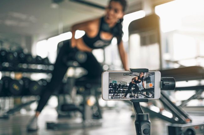 Artikel Reckers_AdobeStock_306919659_steph photographies_Vlogging_Workout_Video_Fitnesskurs_Online.jpeg