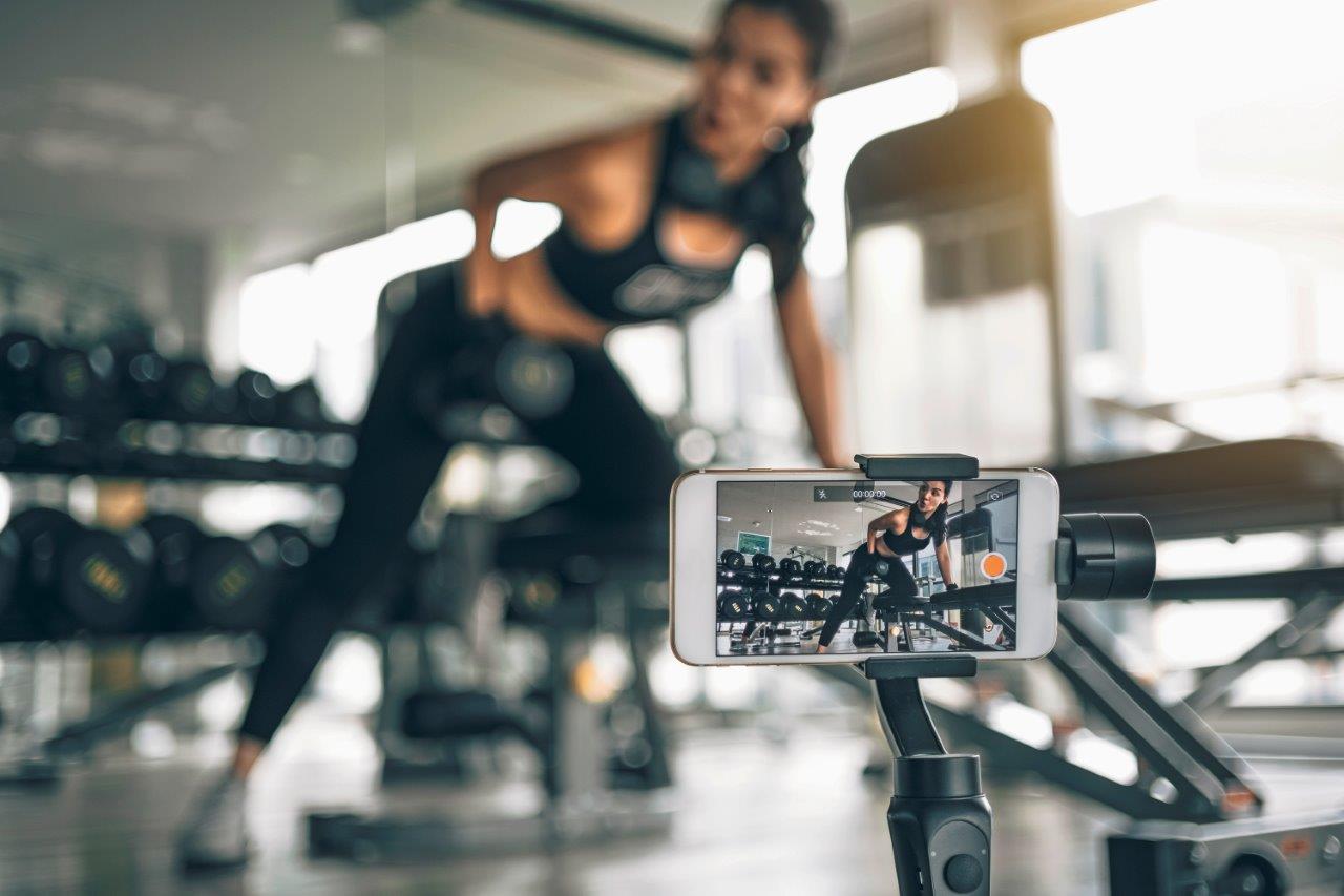 Artikel Reckers_AdobeStock_306919659_steph photographies_Vlogging_Workout_Video_Fitnesskurs_Online.jpeg
