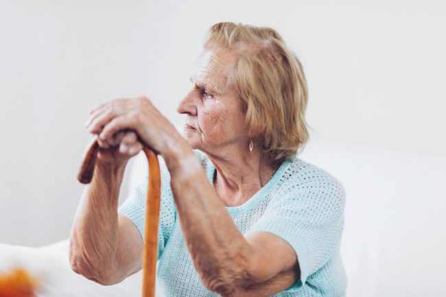 Artikel Sandmann_AdobeStock_216267751_and.one_Altersschwäche_Gehstock_old woman_Rentner.jpeg