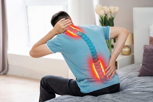 Artikel Kreutz_AdobeStock_441971726_staras_Backpain_Wirbelsäule_Injury.jpeg