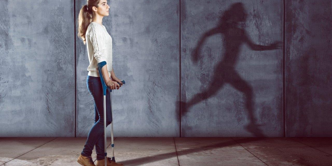 Artikel Voeske_Aufmacher_AdobeStock_134844994_lassedesignen_Sportverletzung_Krücken_Return-to-sports.jpeg