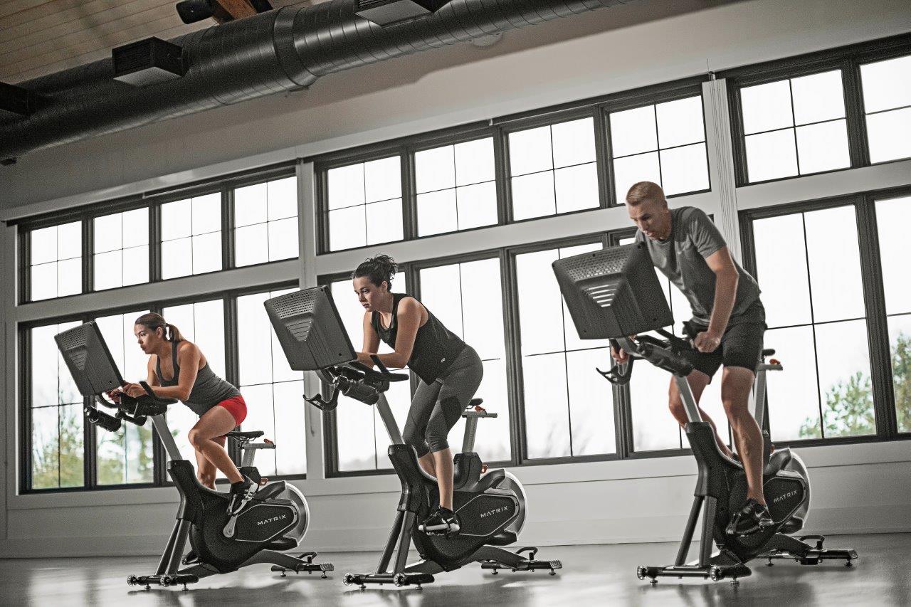 MX21_LIFESTYLE_VTC group sprinting_lo-angle front