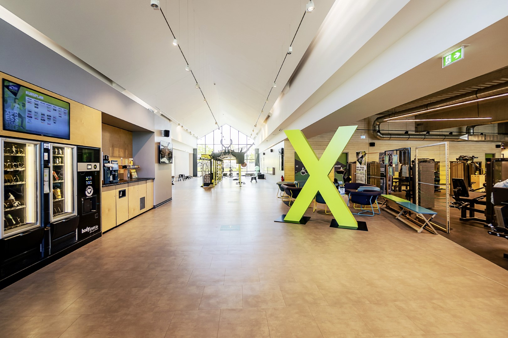 1-Eingangsbereich_automatisierte Theke – INJOY Xpress Erfurt