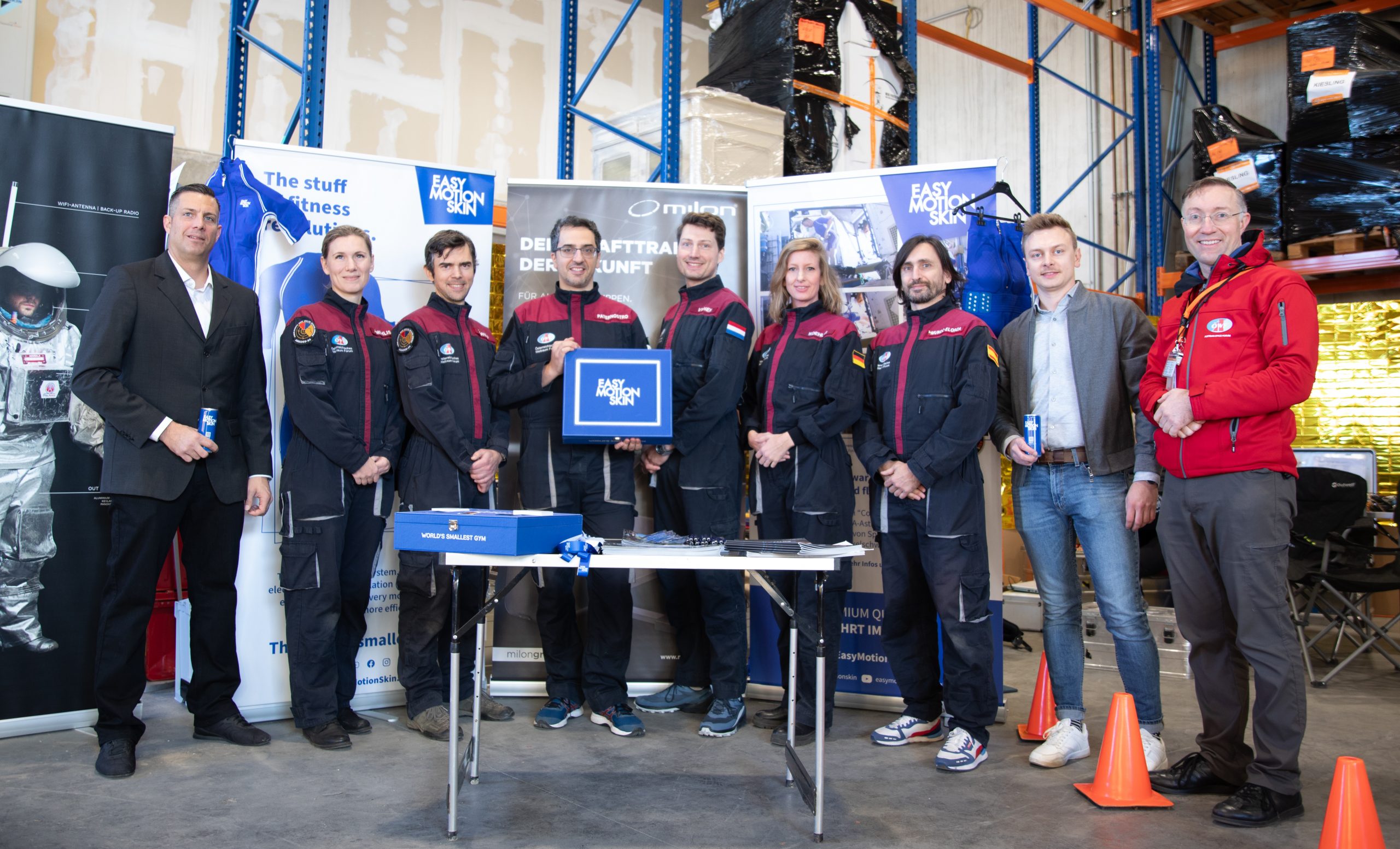 Sechs Analog-Astronauten werden mit EMS-Anzügen ausgestattet